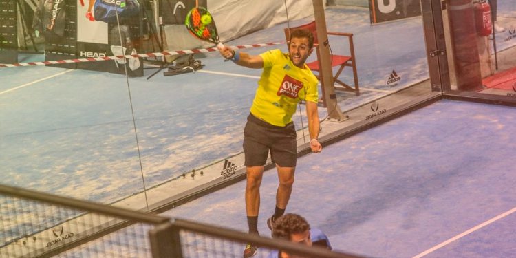 Comment faire une Vibora au Padel?