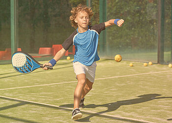 Enfant qui joue au Padel
