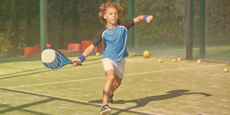 Enfant qui joue au Padel