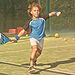 Enfant qui joue au Padel