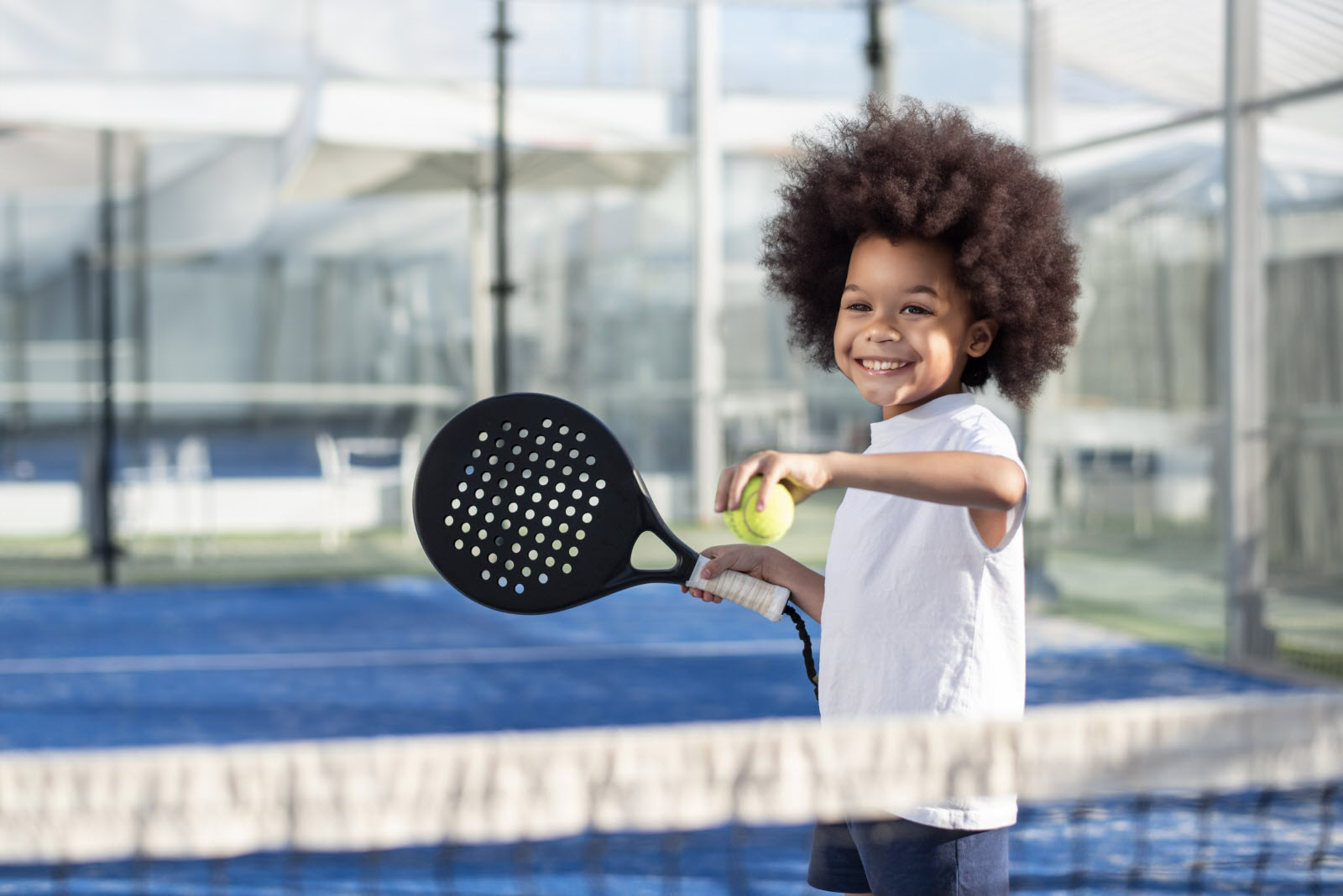 Enfant qui joue au Padel